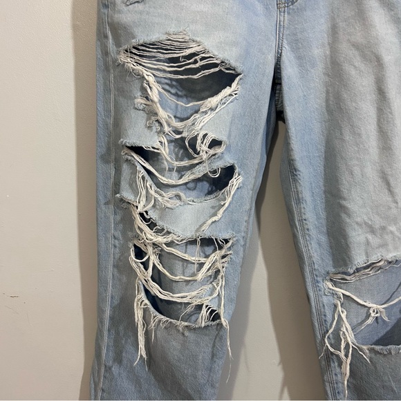 American Eagle Light Wash distressed straight Mom Jeans 4 - Picture 7 of 15